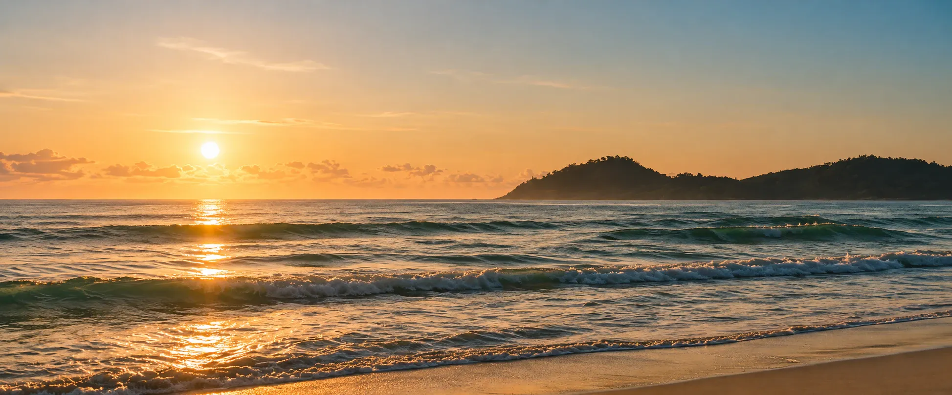 Pôr do sol sobre o mar, com ondas e morros ao fundo, no Campeche